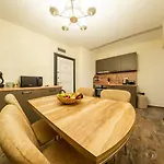 Crown Life Apartment *