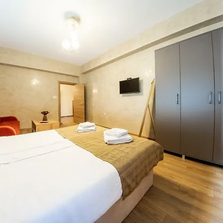 Crown Life Apartment *